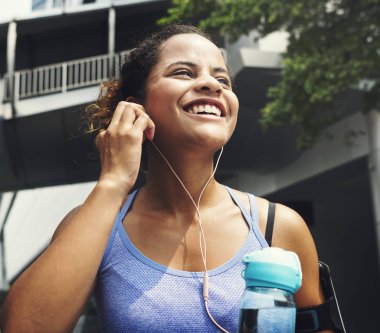 Teknoloji kullanırken egzersiz sağlıklı kadın