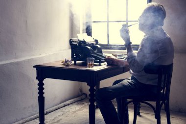 Retro typwriter boruyla yasaktır tahta masada oturan yaşlı adam