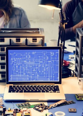 Bilgisayar laptop gösteren elektronik devre desen