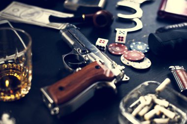 Tablo, tablo üzerinde silah yasa dışı nesneler