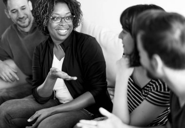 Birlikte kanepede konuşan arkadaşlar