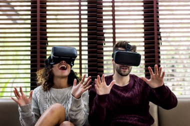 Genç çift VR birlikte kullanma