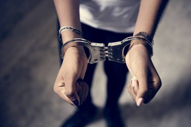 tutuklanan kadın, yakın çekim Kadın ellerin kelepçeli