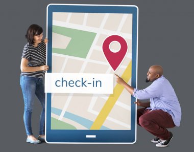Beyaz kadın ve Afrika adam mockup harita illüstrasyon ile dijital tablet holding