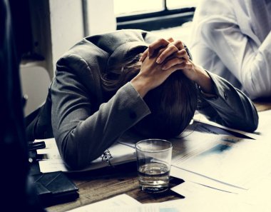 el ile baş kapsayan ve masada oturan kadın vurguladı 