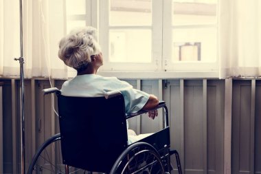 Yaşlı kadın bir tekerlekli sandalye üzerinde