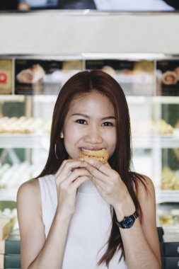 Asyalı kız tart bir ısırık sahip