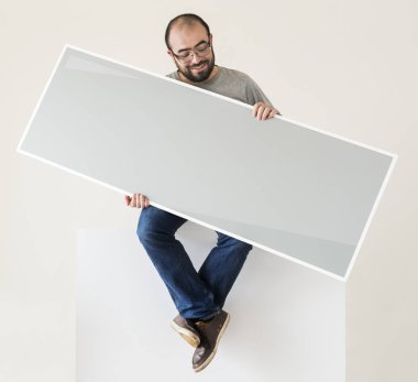 boş bir afiş tutan adam