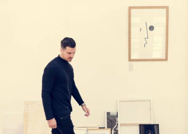 Adam bir sergi çerçeveler Bakımı