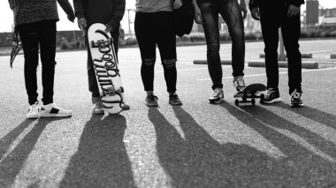 Okul arkadaşlar açık havada yaşam tarzının grubunu