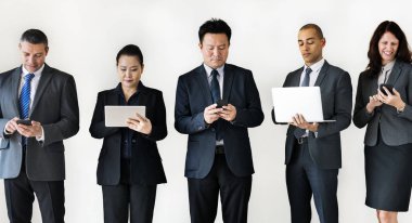 Cep telefonları, dizüstü bilgisayar ve dijital tablet kullanarak iş adamları 