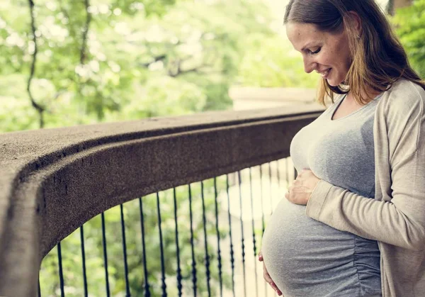 Lystig Gravid Kvinne – stockfoto