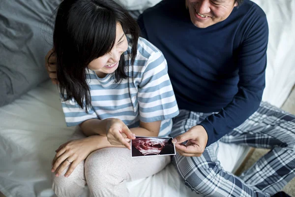 Asian Couple Baby Ultrasound Photo — Stock Photo, Image