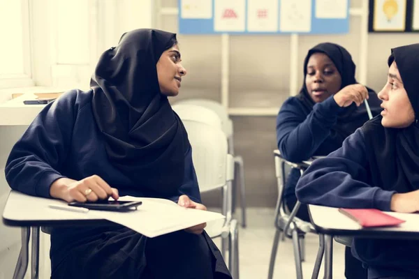 Diversas Chicas Musulmanas Estudiando Aula —  Fotos de Stock
