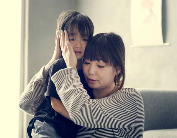 Japanische Mutter Tröstet Ihre Tochter — Stockfoto