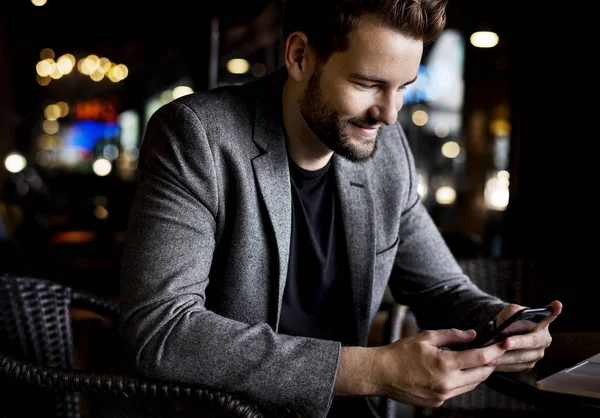 Man Läser Meddelanden Sin Telefon — Stockfoto