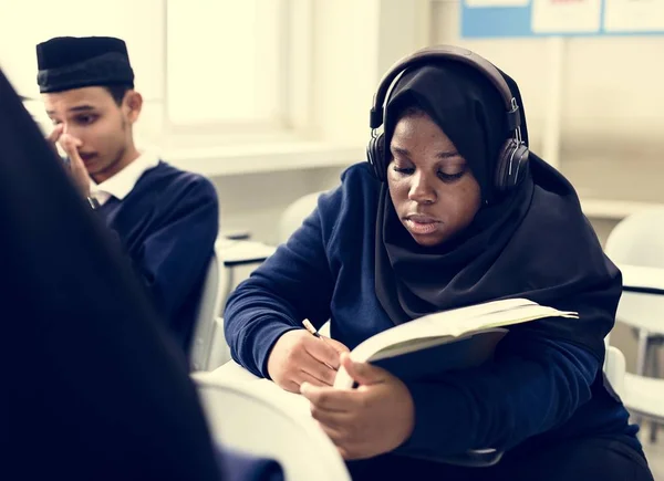 Anak Muslim Yang Berbeda Belajar Kelas — Stok Foto