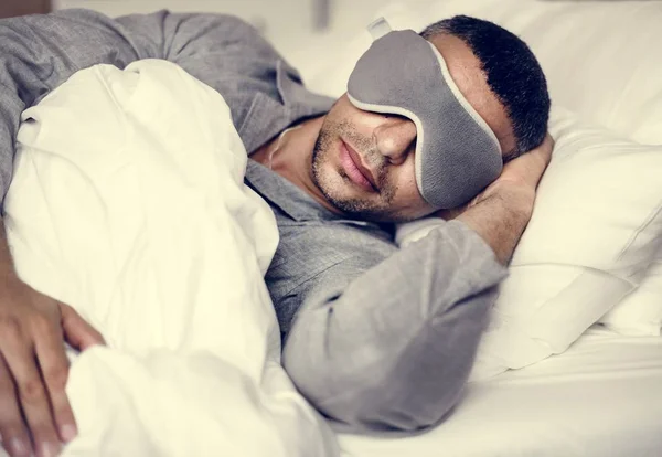 Człowiek Śpi Łóżku — Zdjęcie stockowe