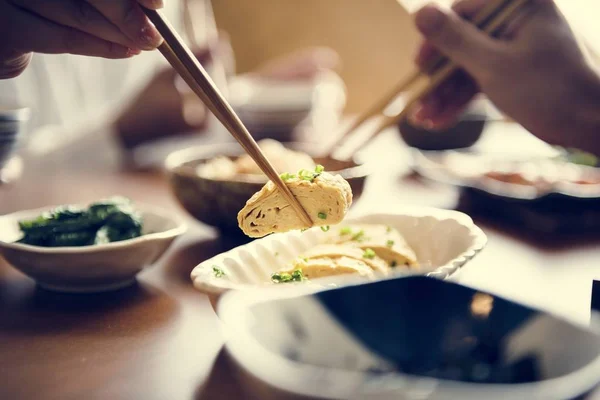 Primer Plano Personas Comiendo Comida Japonesa —  Fotos de Stock