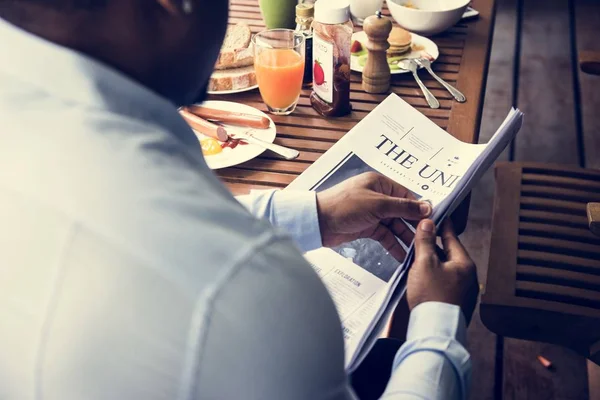 Visão Traseira Homem Africano Lendo Jornal Enquanto Toma Café Manhã — Fotografia de Stock