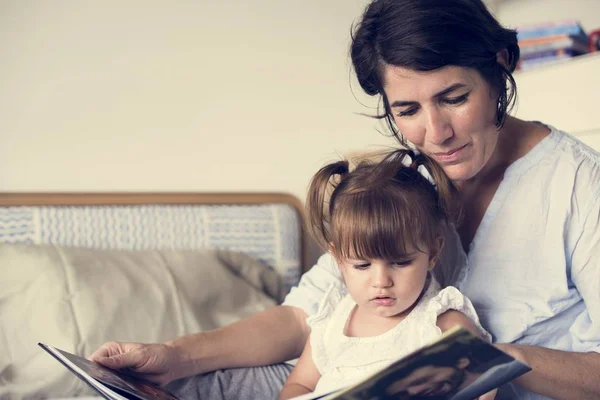 Mor Och Dotter Tittar Fotoalbum Tillsammans — Stockfoto