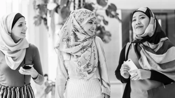 Femmes Islamiques Amis Faisant Shopping Ensemble Week End — Photo