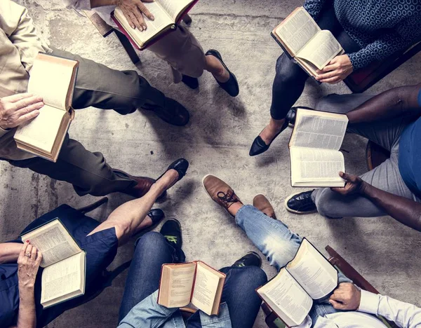 Grupo Cristianismo Pessoas Lendo Bíblia Juntos — Fotografia de Stock