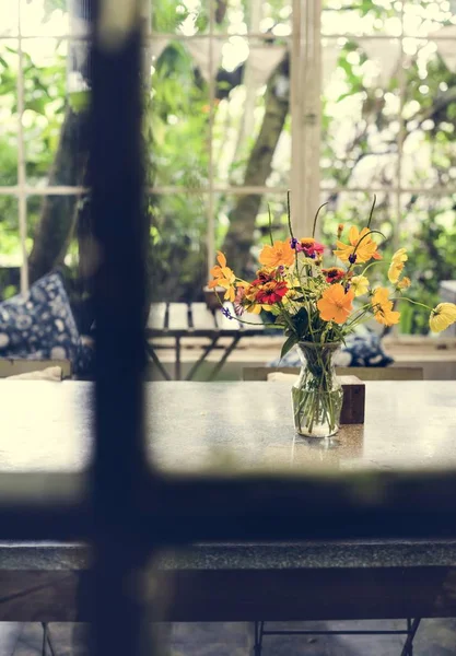 Váza Barevnými Květy Stůl Kavárně — Stock fotografie