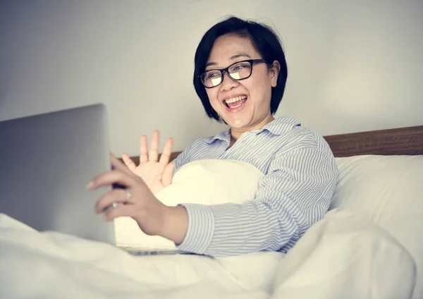 Een Vrouw Die Werkt Een Laptop Bed — Stockfoto