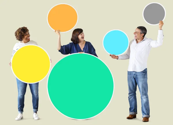 Diversidad Personas Sosteniendo Círculos Blanco Colores — Foto de Stock