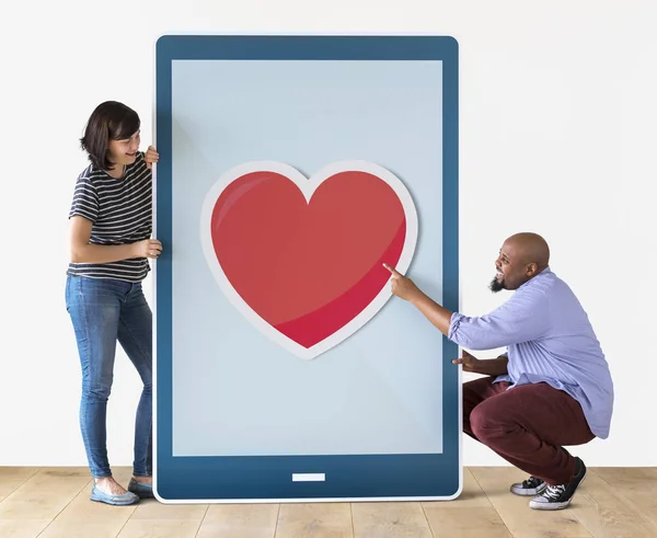 Mujer Caucásica Hombre Africano Sosteniendo Maqueta Tableta Digital Con Corazón —  Fotos de Stock