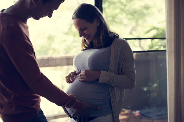 Donna Incinta Suo Marito Toccano Pancia — Foto Stock