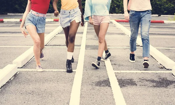 Grupo Mujeres Diversas Caminando Juntas —  Fotos de Stock