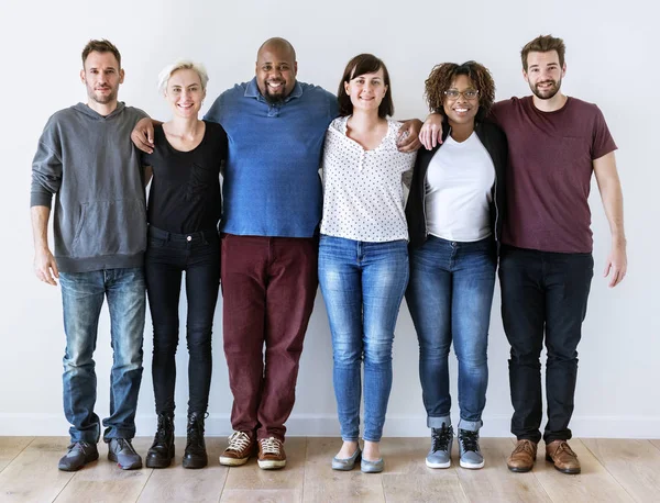 Diversos Amigos Felizes Juntos Estúdio — Fotografia de Stock