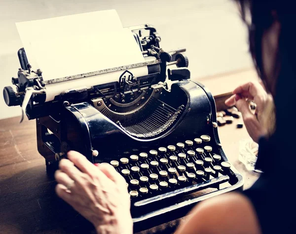 Primer Plano Las Manos Escribiendo Retro Máquina Escribir Vintage — Foto de Stock