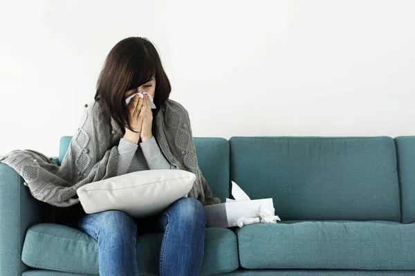 Mujer Enferma Estornudando Sofá —  Fotos de Stock