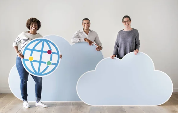 Gente Feliz Con Iconos Nube Tecnología —  Fotos de Stock