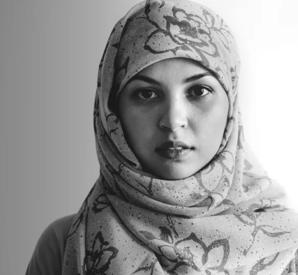Vacker Islamiska Kvinna Porträtt Svart Och Vitt — Stockfoto