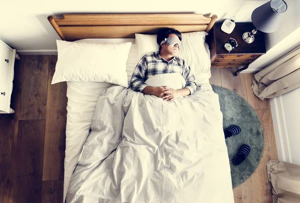 Японский Мужчина Спит Кровати Маске Глаз — стоковое фото