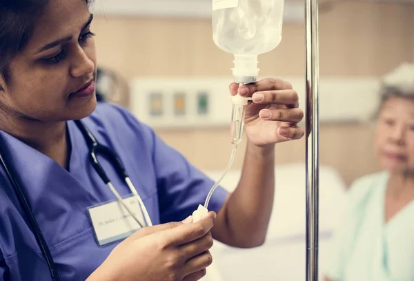 Sjuksköterska Att Hand Gammal Patient — Stockfoto