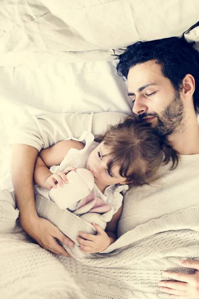 Padre Hija Durmiendo Juntos Cama — Foto de Stock