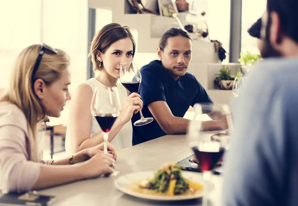 Gente Comiendo Juntos Restaurante — Foto de Stock