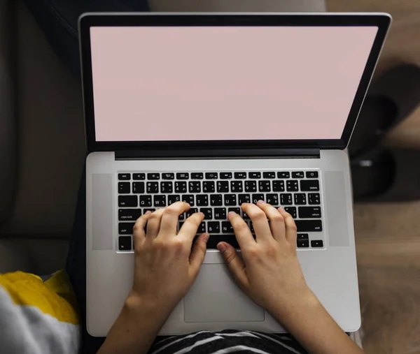 Frau Arbeitet Laptop — Stockfoto