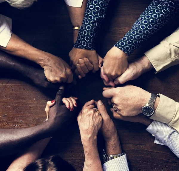 Grupp Olika Händer Som Håller Varandra Stöd Tillsammans Lagarbete Flygfoto — Stockfoto