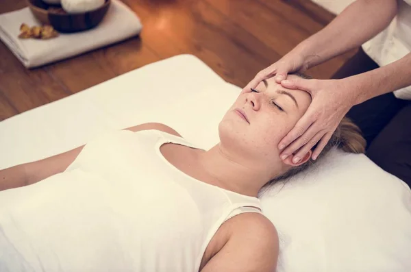 Kvinna Får Massage Spasalong — Stockfoto