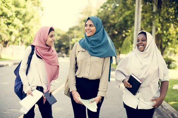 Groep Van Moslimvrouwen Hebben Een Geweldige Tijd — Stockfoto