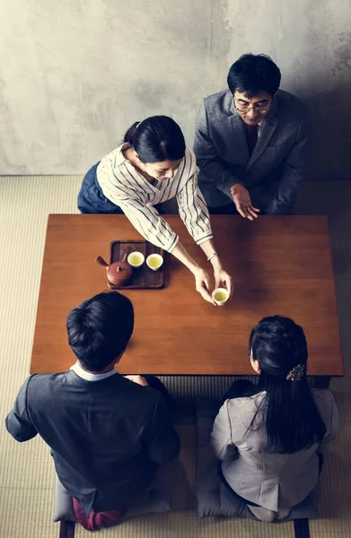日本商界人士饮茶 — 图库照片