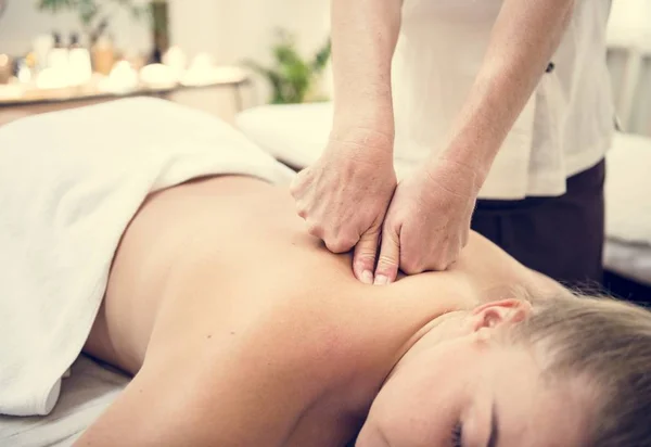 Mujer Recibiendo Masaje Salón Spa —  Fotos de Stock