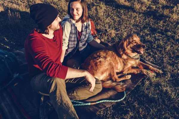 Pareja Senderismo Juntos Desierto —  Fotos de Stock