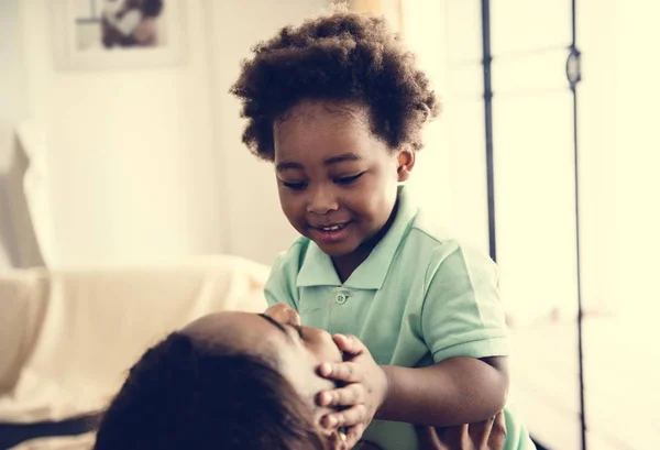 Ensamstående Mamma Njuter Dyrbar Tid Med Sitt Barn — Stockfoto